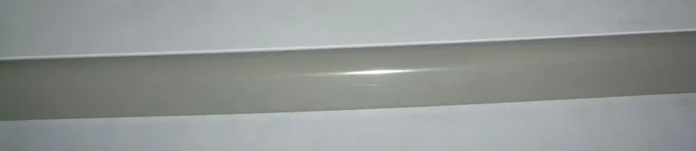 Daikin-Stütze in hellem Material, längliche und flache Form, auf einem weißen Untergrund abgebildet.